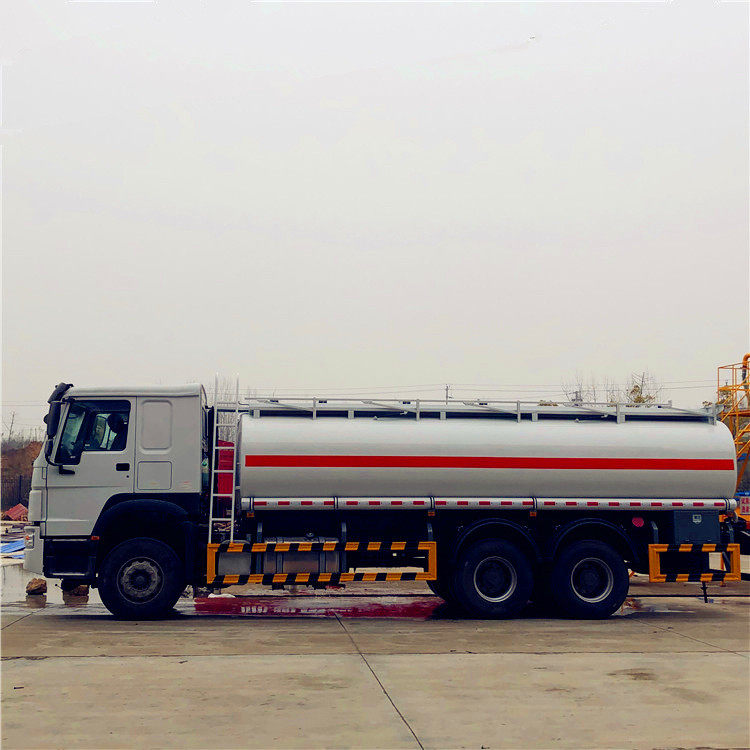 Sinotruk 20m3 Oil Delivery Truck 6*4  6000 Gallon Fuel  Truck For Sale