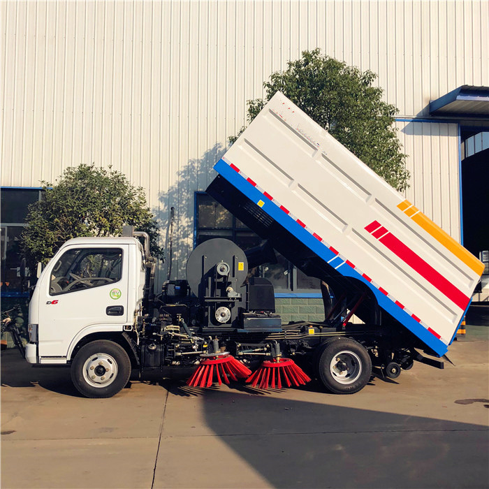 Dongfeng Road Cleaning Truck 5000 Liters Vacuum  Small Size Street Sweeper Truck