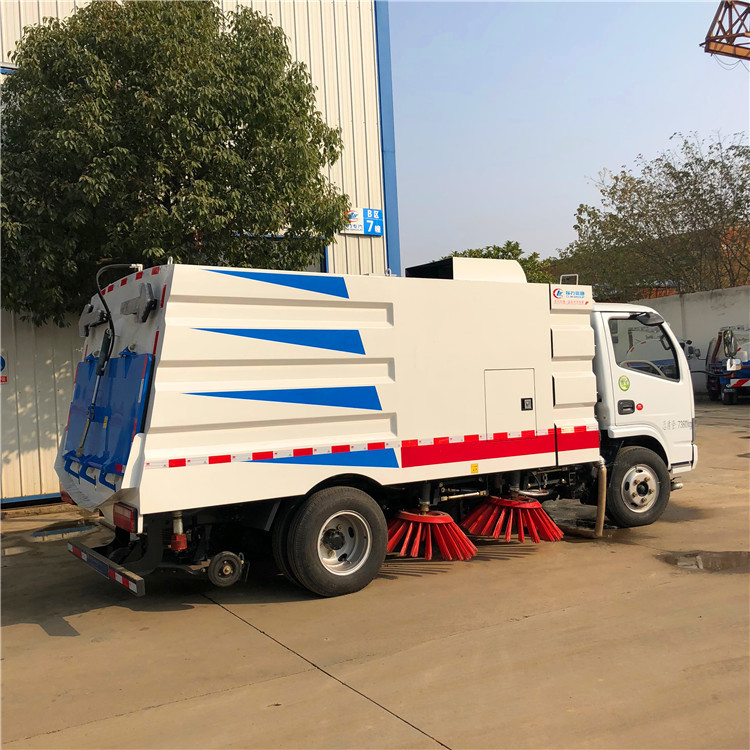 Dongfeng Road Cleaning Truck 5000 Liters Vacuum  Small Size Street Sweeper Truck