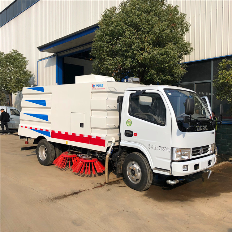 Dongfeng Road Cleaning Truck 5000 Liters Vacuum  Small Size Street Sweeper Truck