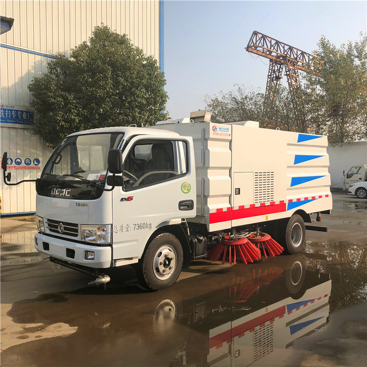 Dongfeng Road Cleaning Truck 5000 Liters Vacuum  Small Size Street Sweeper Truck