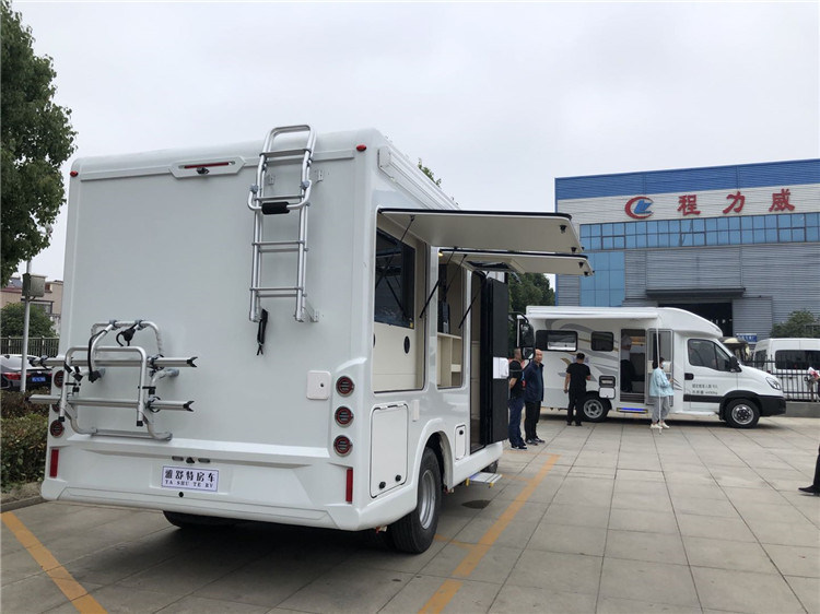 Yuejin Foton Outdoor Camper Van Automatic Transmission 4*2 Motorhome RV