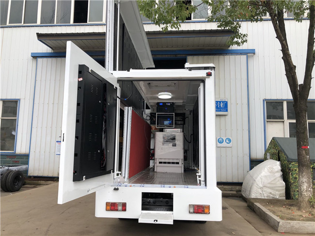 P5 LED Advertising Mobile Billboard Truck Lhd Diesel Fuel Type With Generator And Speakers