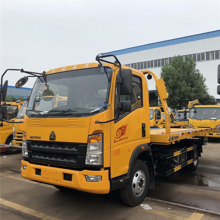 Sinotruk HOWO Roll Back Tow Truck 95km/H , 4X2 Hydraulic Light Duty Flatbed Tow Truck