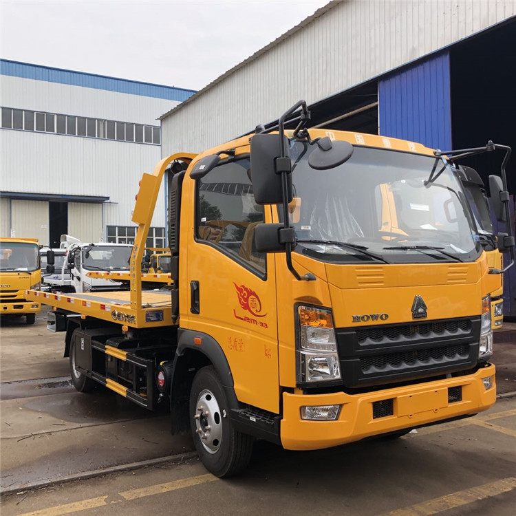 Sinotruk HOWO Roll Back Tow Truck 95km/H , 4X2 Hydraulic Light Duty Flatbed Tow Truck
