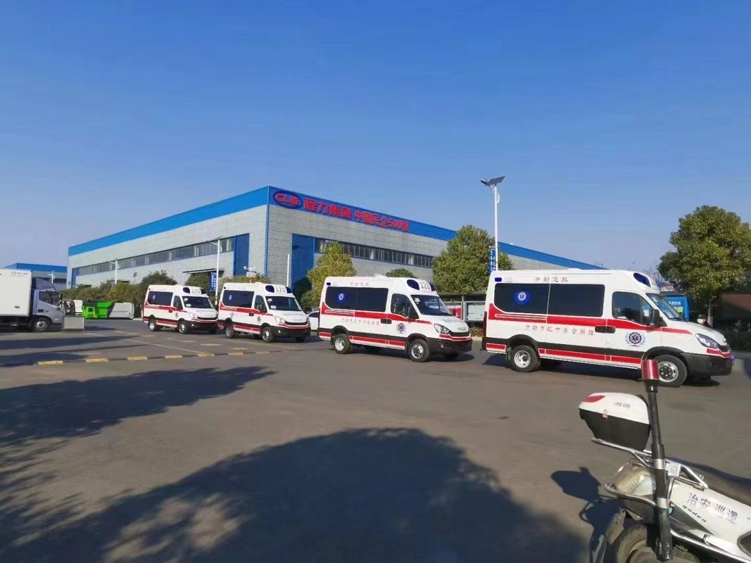 Ambulance with Overall Dimensions 5670 X 2011 X 2790 and Gross Weight Appro X 4000