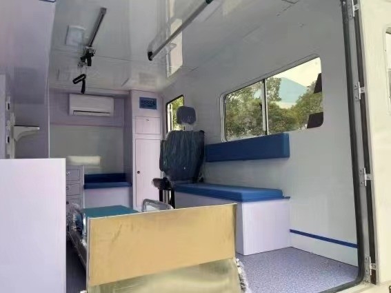 130km/H Hospital ICU Vehicle IVECO Transport Ambulance For Emergency Medical Services