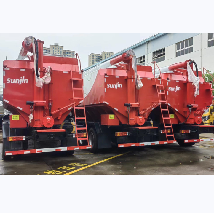 Animal Fodder Tank Transport Bulk Feed Truck With 6 Tyres And 1 Spare Tyre