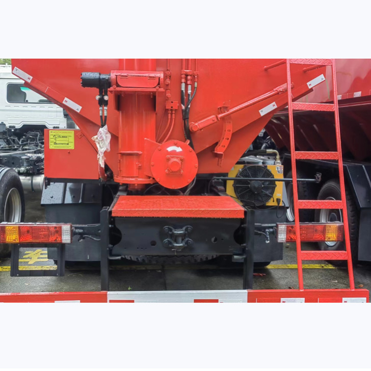 Animal Fodder Tank Transport Bulk Feed Truck With 6 Tyres And 1 Spare Tyre