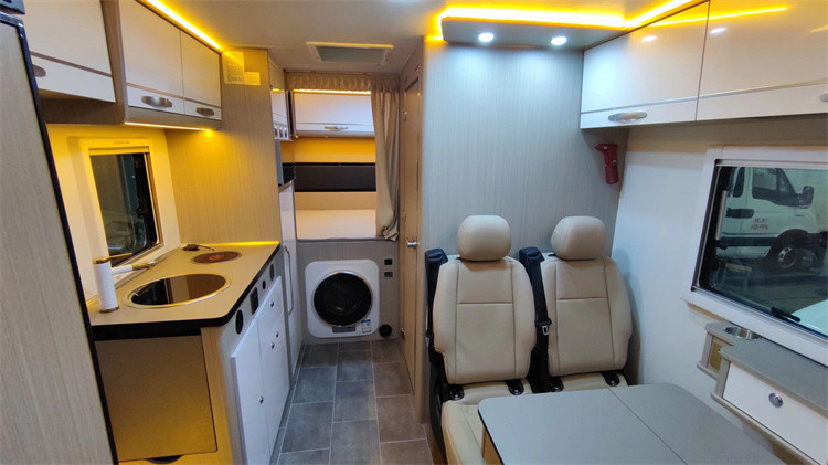 YUEJIN 4x2 Mobile Auto Motorhome Outdoor Luxury RV Caravan Van For Family Travel