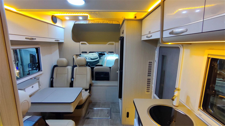 Mobile Touring Truck RV Caravan Van With 190 Hp Engine Max Payload 7042 Kg
