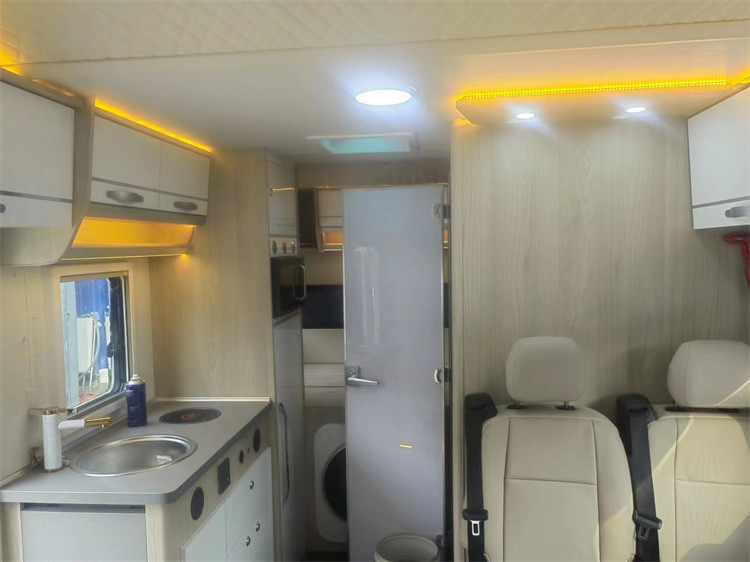 Mobile Touring Truck RV Caravan Van With 190 Hp Engine Max Payload 7042 Kg