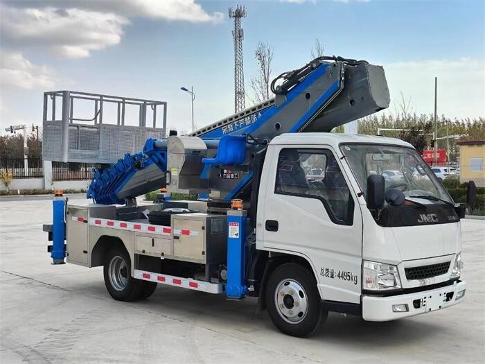 Durable Aerial Work Platform Truck With Euro 5 Emission Standard And 3300mm Wheelbase