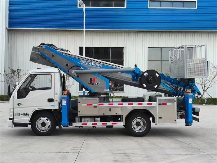 Durable Aerial Work Platform Truck With Euro 5 Emission Standard And 3300mm Wheelbase