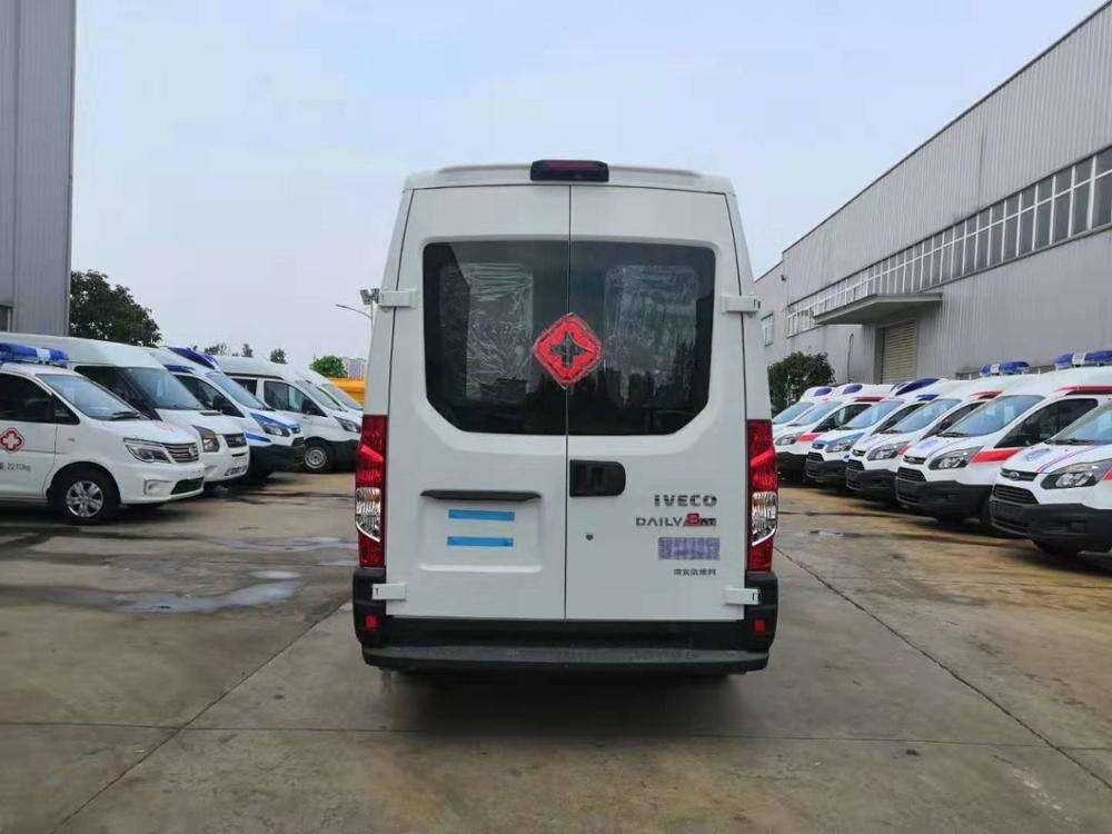 Plush Ambulance 2800mm Mobile Hospital Truck With Advanced Features And 215/75R16LT Tire Specification