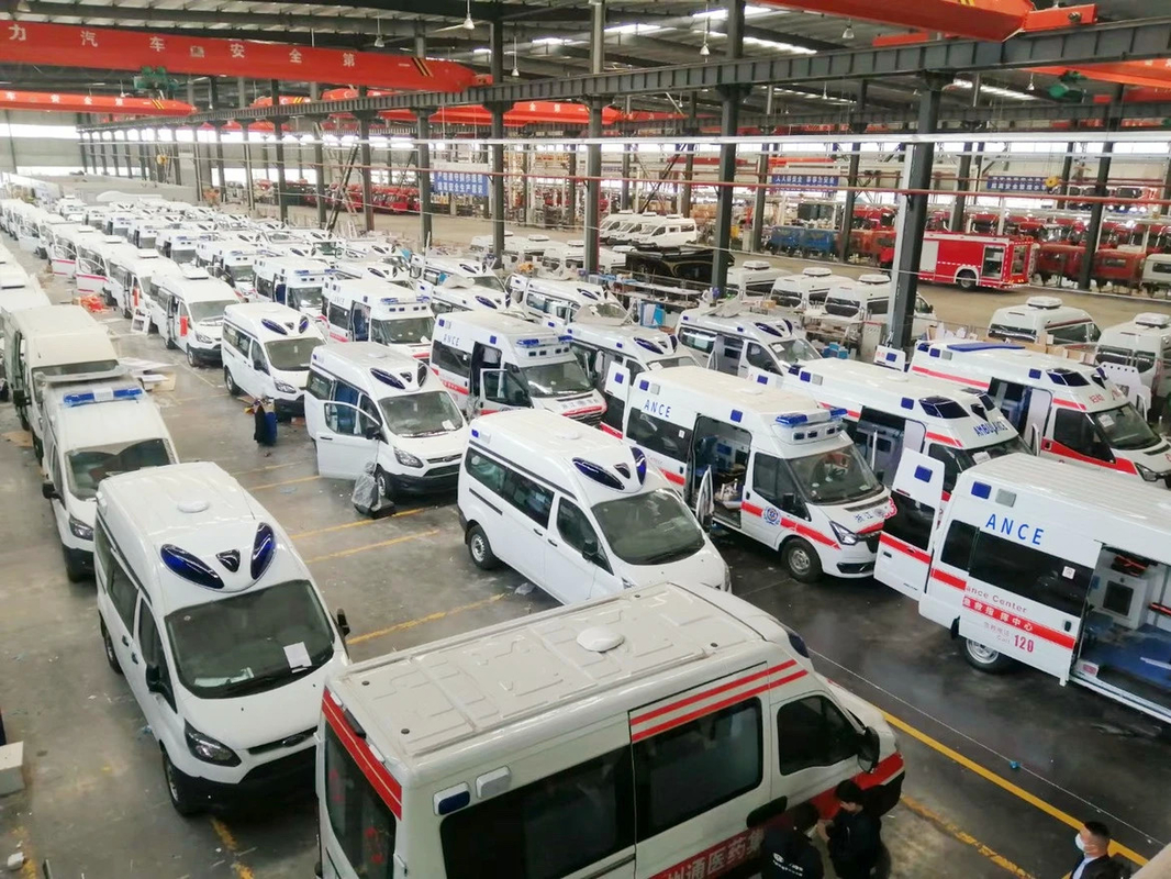 Emergency Ambulance Car With Euro 5  Emission Standard Curb Weight 2970 Kg Medical Rescue Vehicle