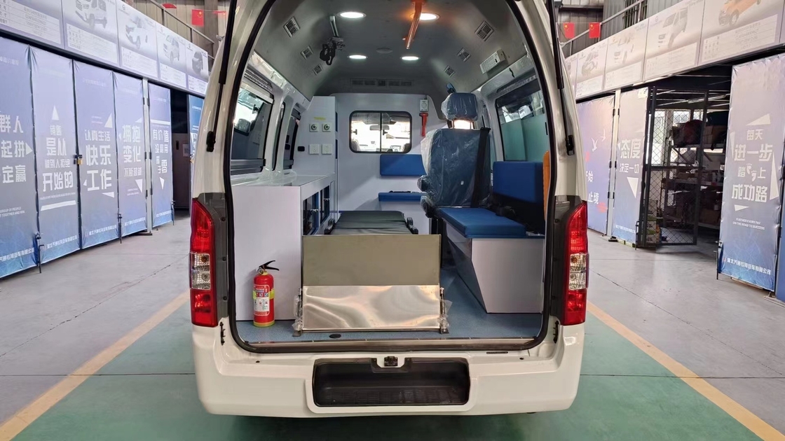 Ambulance Truck 130km/H Maximum Speed Mobile Clinic Vehicle With Front/Rear Suspension Of 1320/1160mm