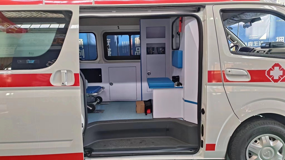 Manual Transmission Emergency Ambulance Car For 5-6 Passengers With Euro 5 Emission Standard