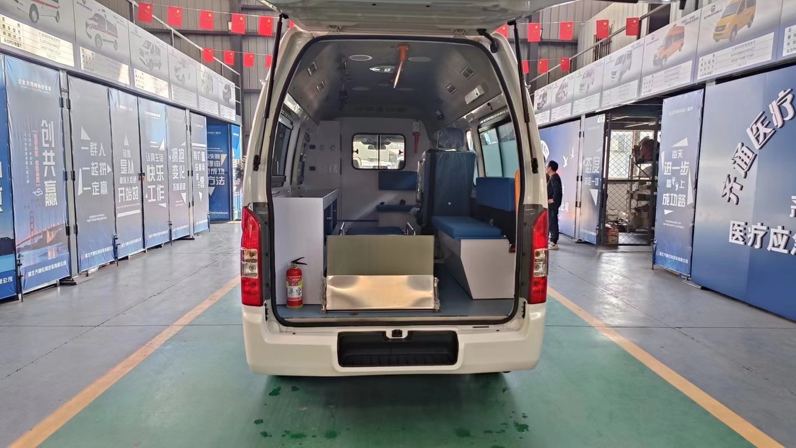 Manual Transmission Emergency Ambulance Car For 5-6 Passengers With Euro 5 Emission Standard