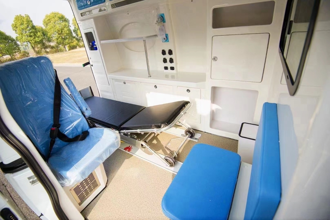 Euro 5 4*2 Ford Emergency Ambulance Car With First Aid Equipment And Cabinet In Side