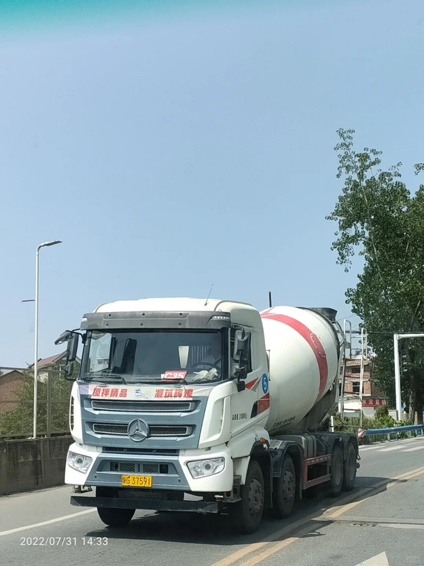 Sinotruk Howo Concrete Mixer Truck CKD / SKD With Supply Capacity Of 15-20 Tons