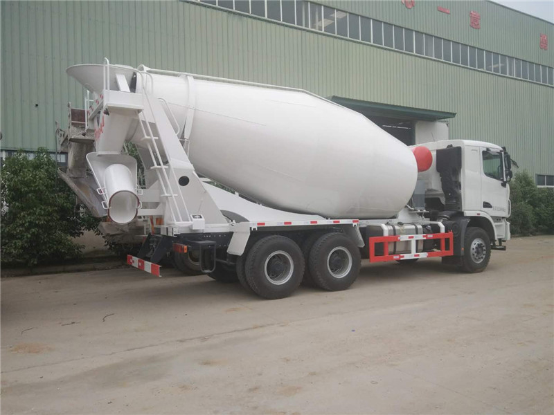 High Performance Euro 3 Concrete Truck With 9726ml Displacement For Smooth Operations