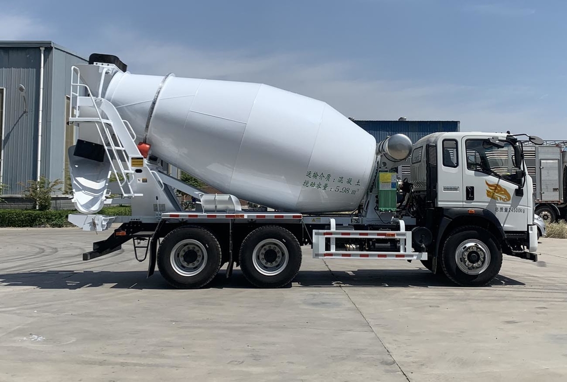 High Performance Euro 3 Concrete Truck With 9726ml Displacement For Smooth Operations