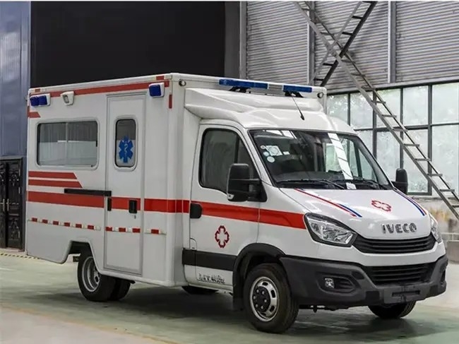 3300 Gross Vehicle Weight 4x4 Emergency Ambulance Car With Manual Transmission Type