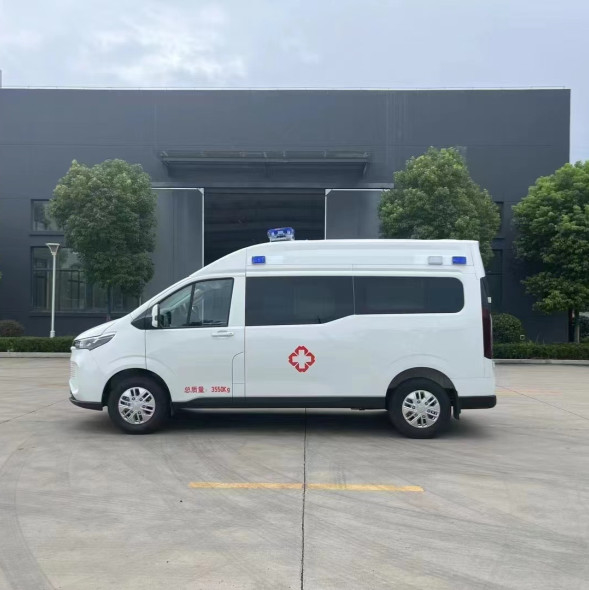 Mini Type 3 Ambulance Car Rated Power 103KW Maximum Speed 145km/H
