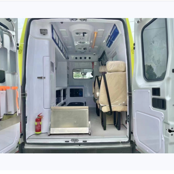 4*2  Iveco Ambulances Euro 6 Classic Emergency Rescue Vehicle With 145km/H Maximum Speed