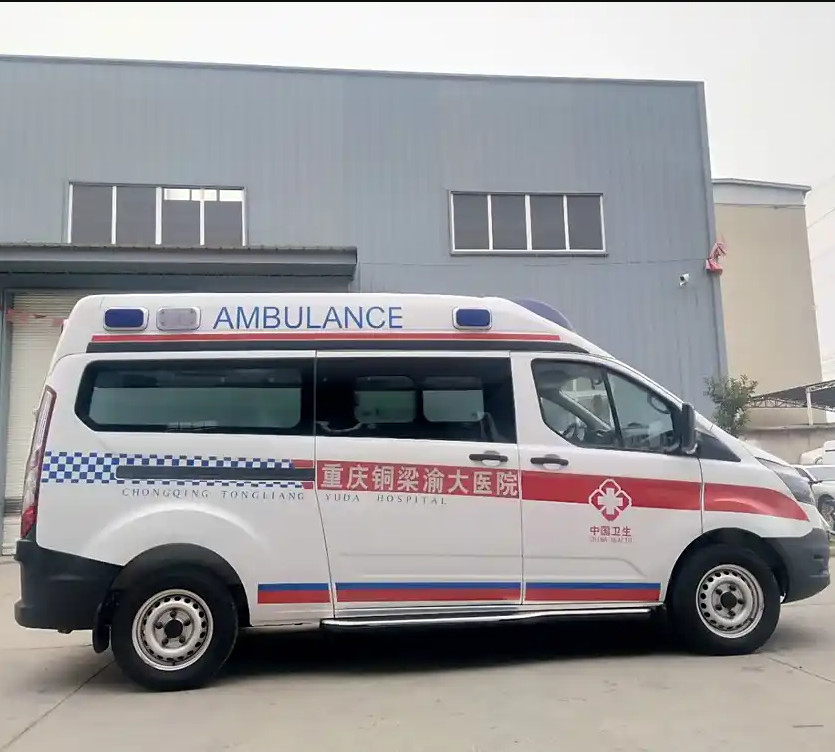 Left Hand Drive 4*2 Ford 5+1 Transmission Emergency Ambulance Truck Vehicle